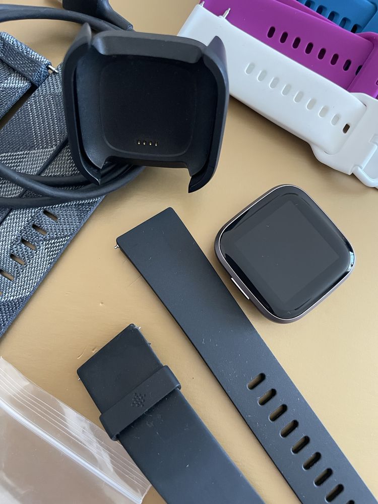Продава се смарт часовник Fitbit Versa 2 – като нов!