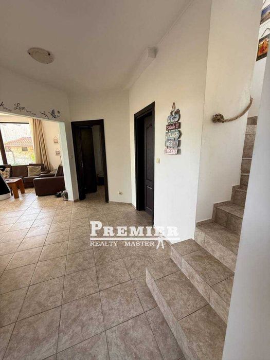 Къща в затворен, охраняем комплекс в Кошарица