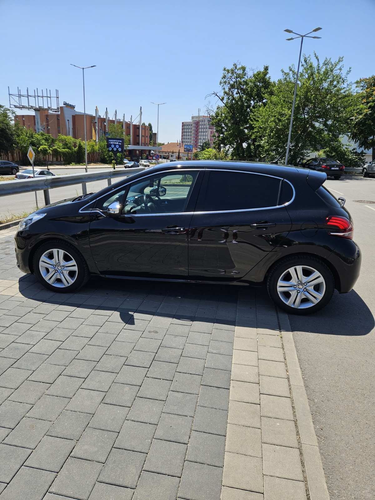 Продавам Peugeot 208