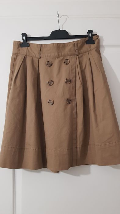 Fusta bej plisata cu nasturi aparenti