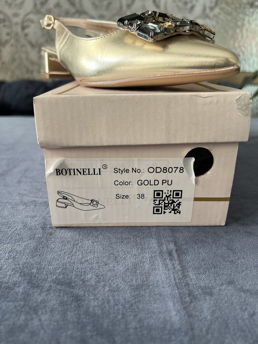 Продавам дамски обувки Botinelli gold color, 38 номер