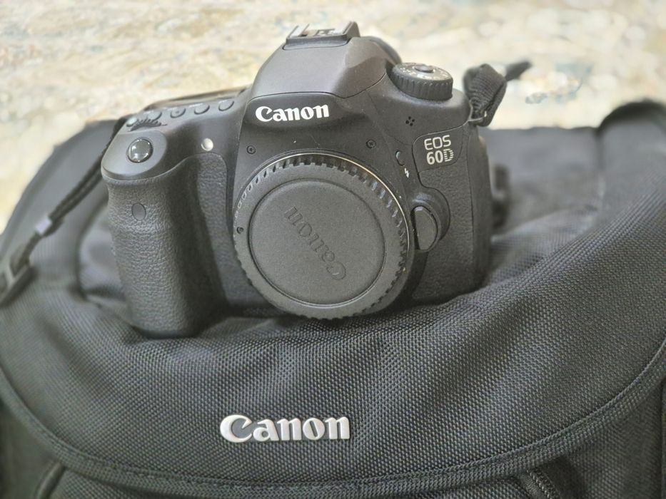 Фотоаппарат Canon EOS 60D. Объектив efs 17-85mm. Зарядное устройство.