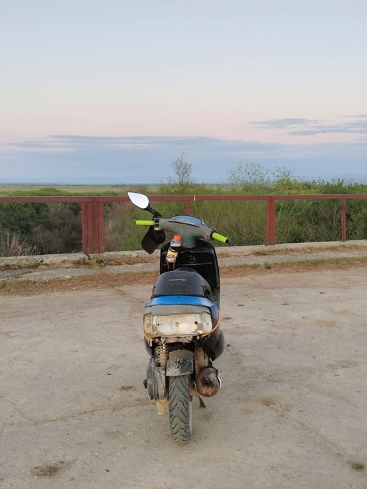 Vând scuter Piaggio zip 49 scuterul merge da necesita 2 segmenti