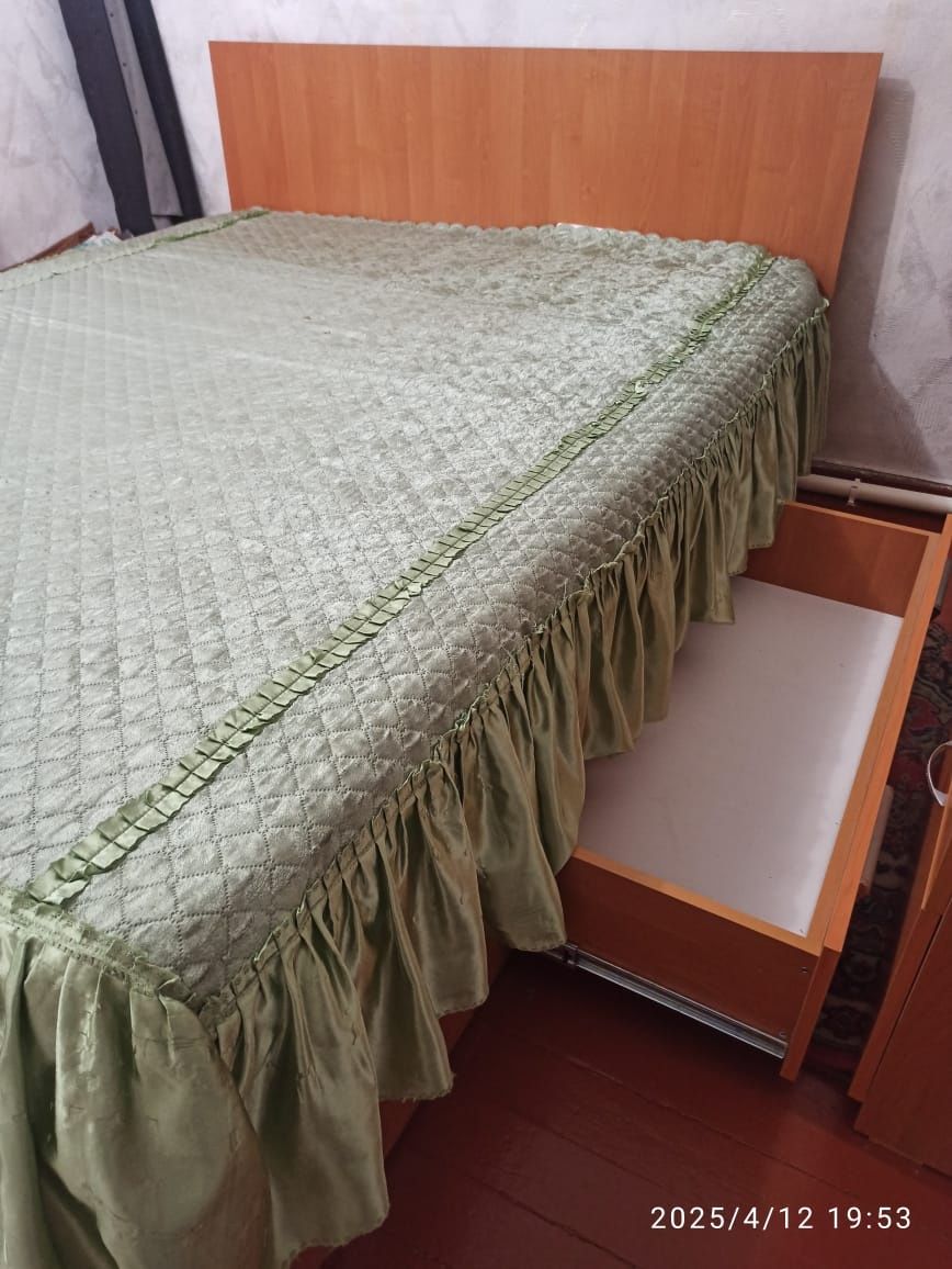 Продаётся двуспальная кровать
