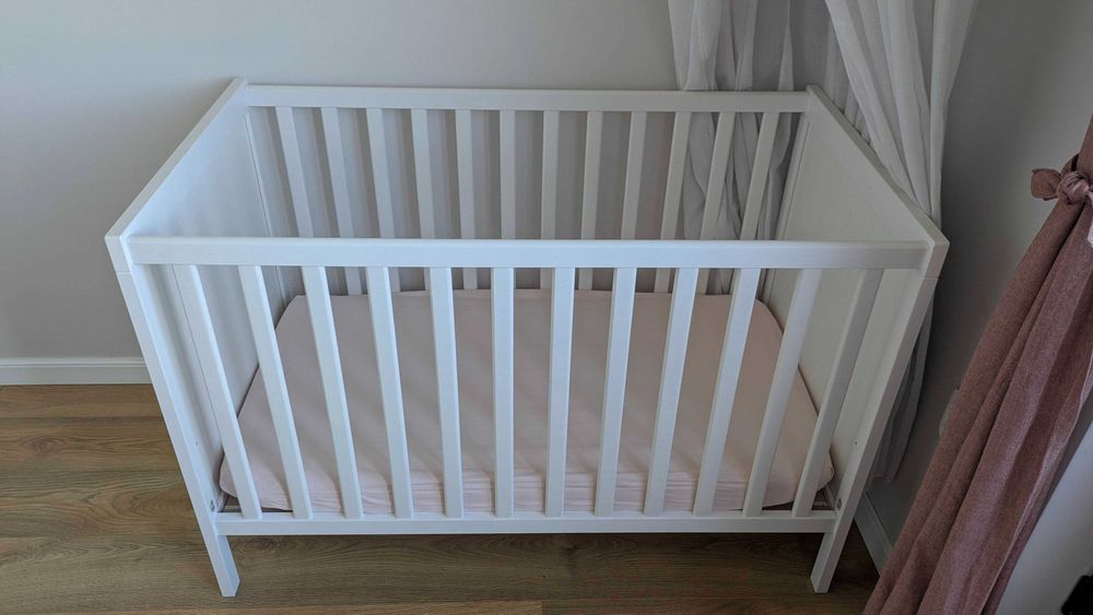 IKEA SUNDVIK бебешко креватче, матрак, протектор и балдахин