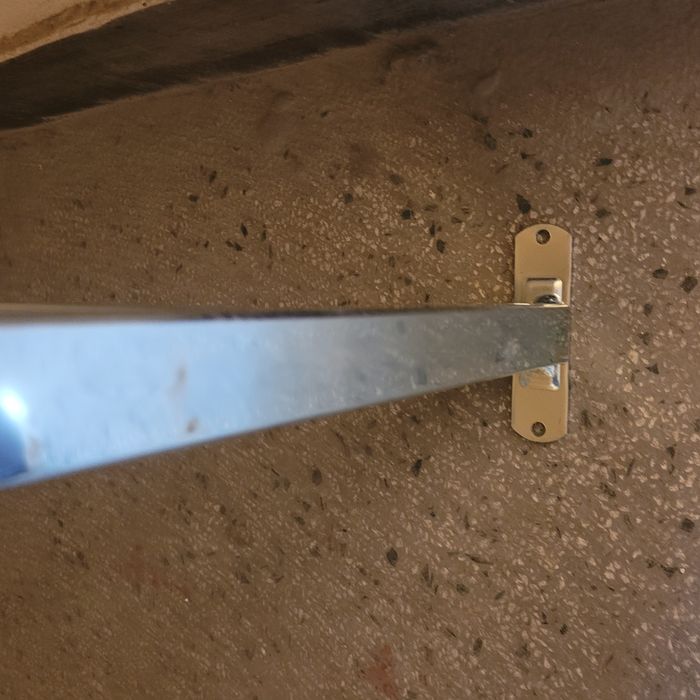 Иноксова метална рамка.