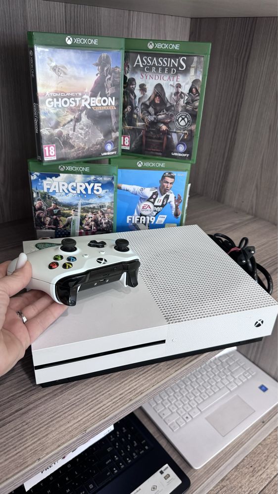 Consola Xbox One S - 500GB - o maneta+jocuri