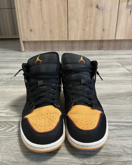 Jordan 1 mid Vivid Orange