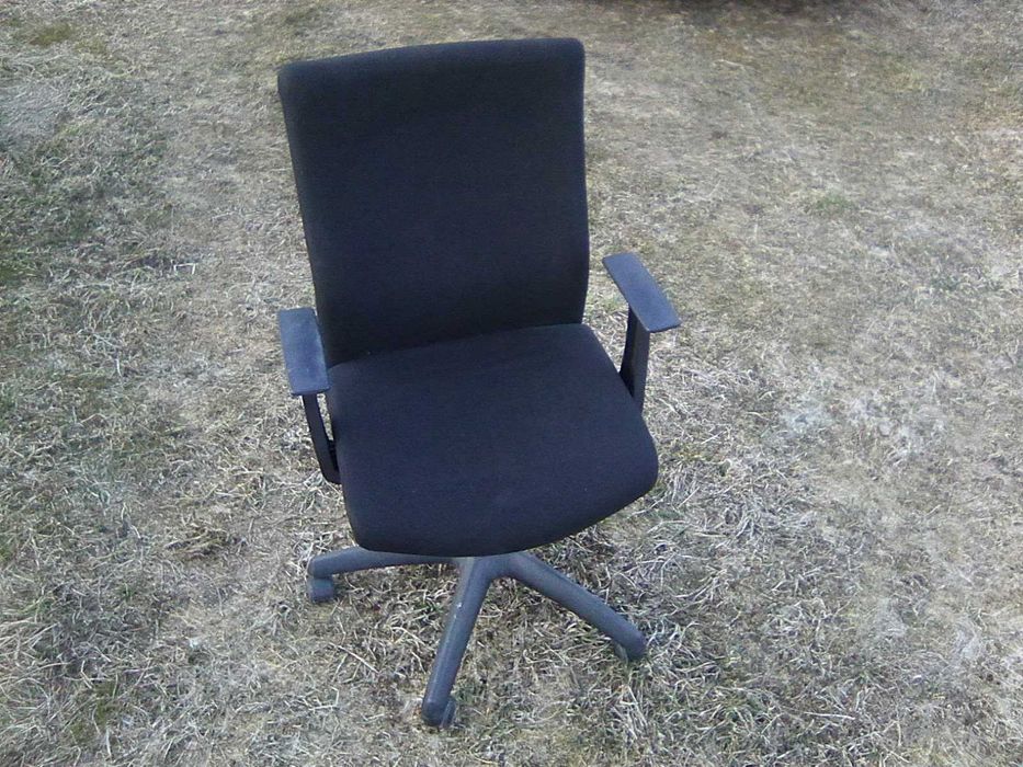 scaun rotativ negru marime medie