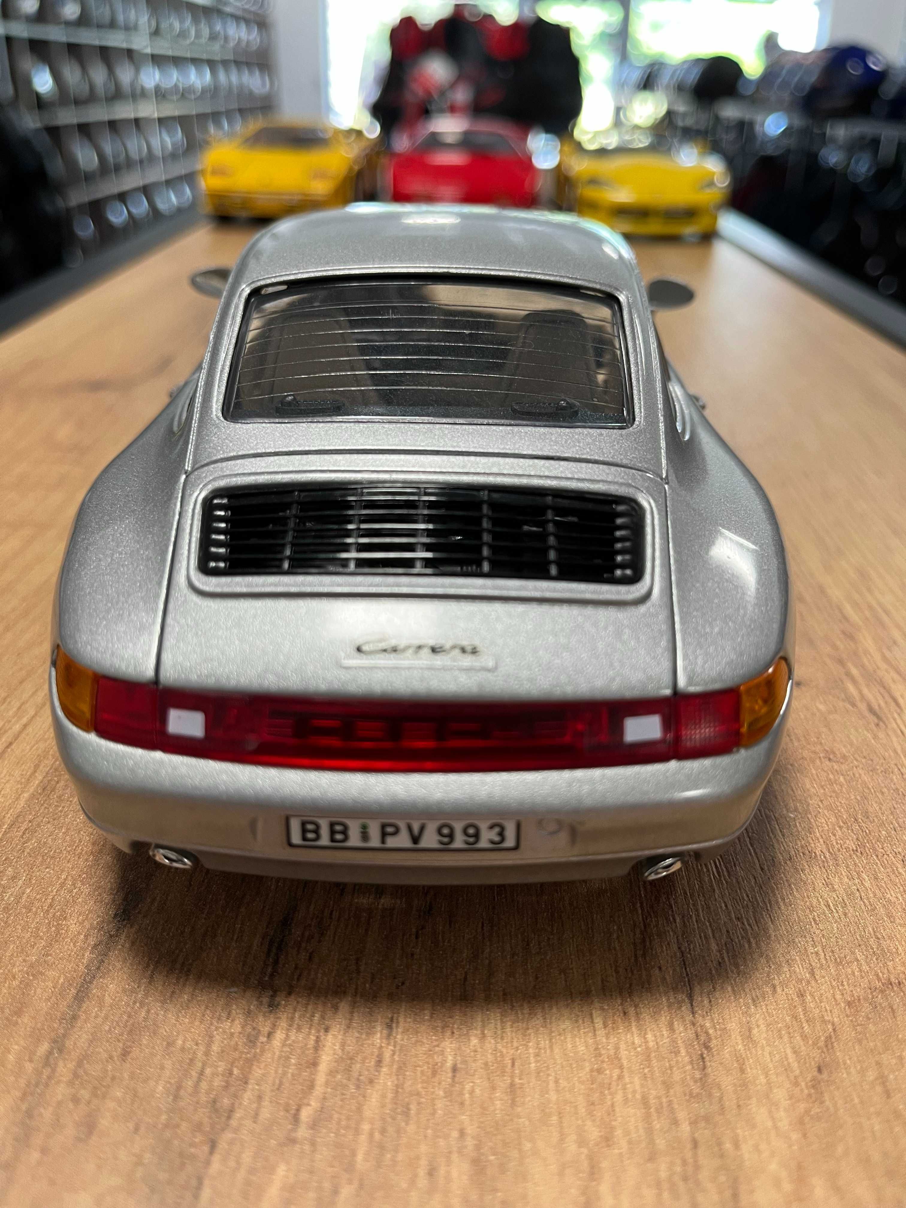 Метална колекционерска количка модел  BBURAGO PORSCHE 911  993  1:18