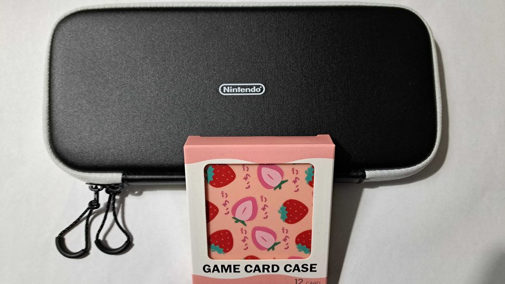 Nintendo калъф (оригинален) и кутия за по 12 игри&мемори карти.