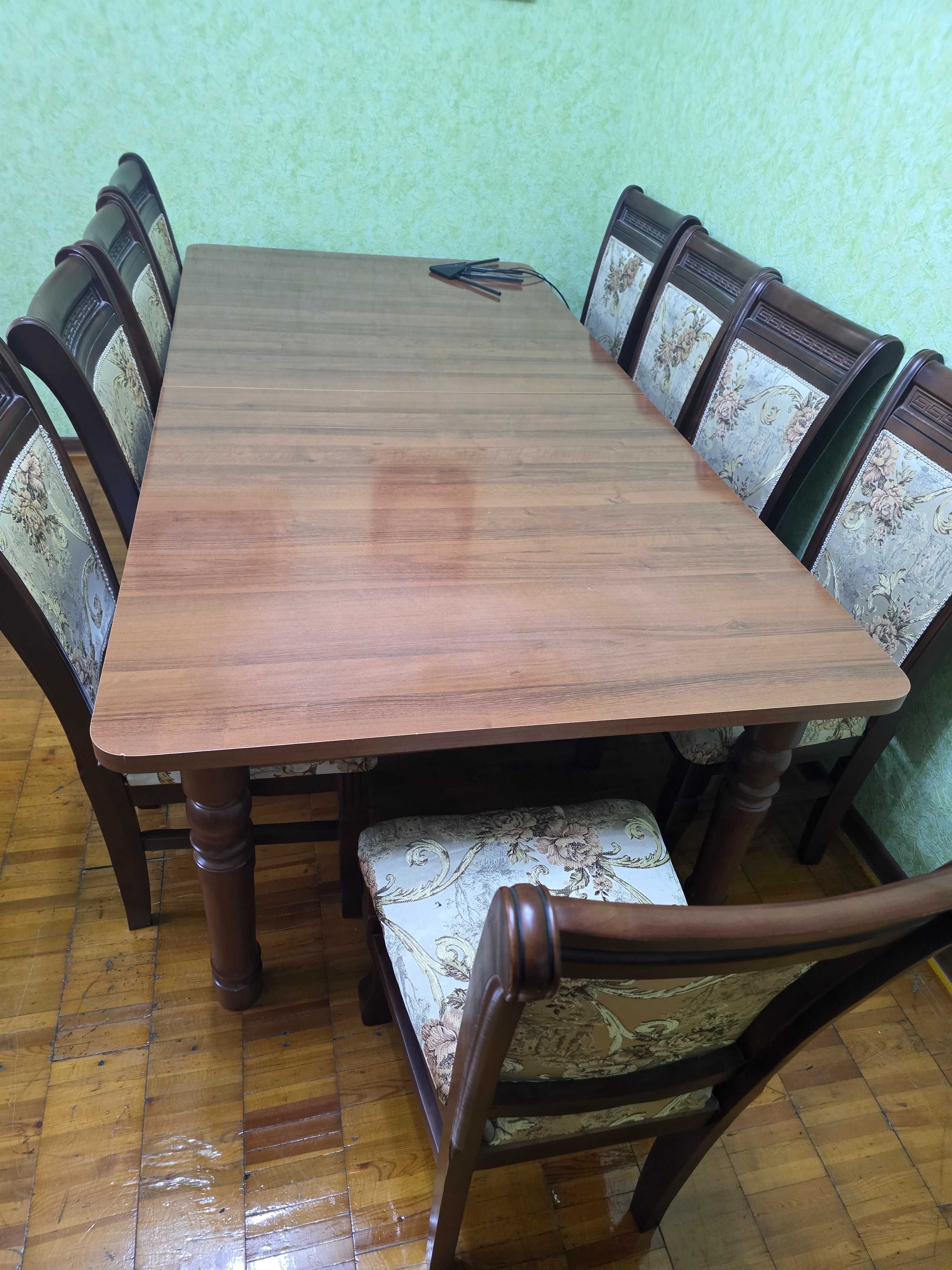 Срочно продаю стол и стулья