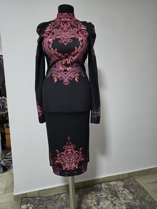 Rochie cu mâneci raglan bufante, cu forme feminine, in tonuri de rosu