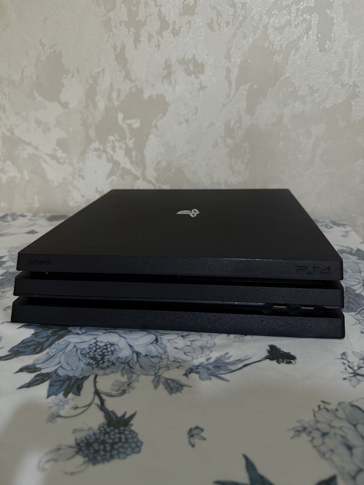 Продается Playstation4 pro 1 tb с двумя джойстиками