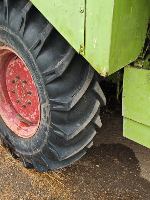 Combină Claas Dominator 80 schimb cu tractor 4x4