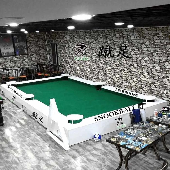 Snookball oyoq bilan uynaladigan bilyard