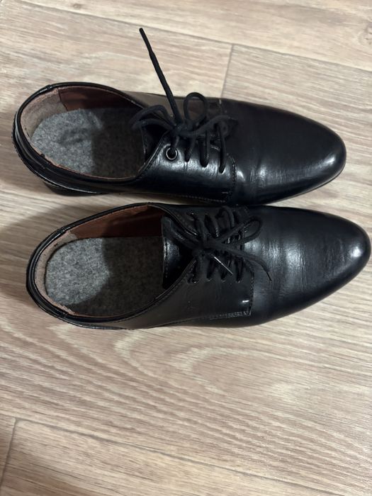 Прлдам обувь для мальчика школьная.