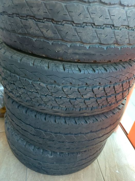 Vând 4 anvelope 215 70 r15 C