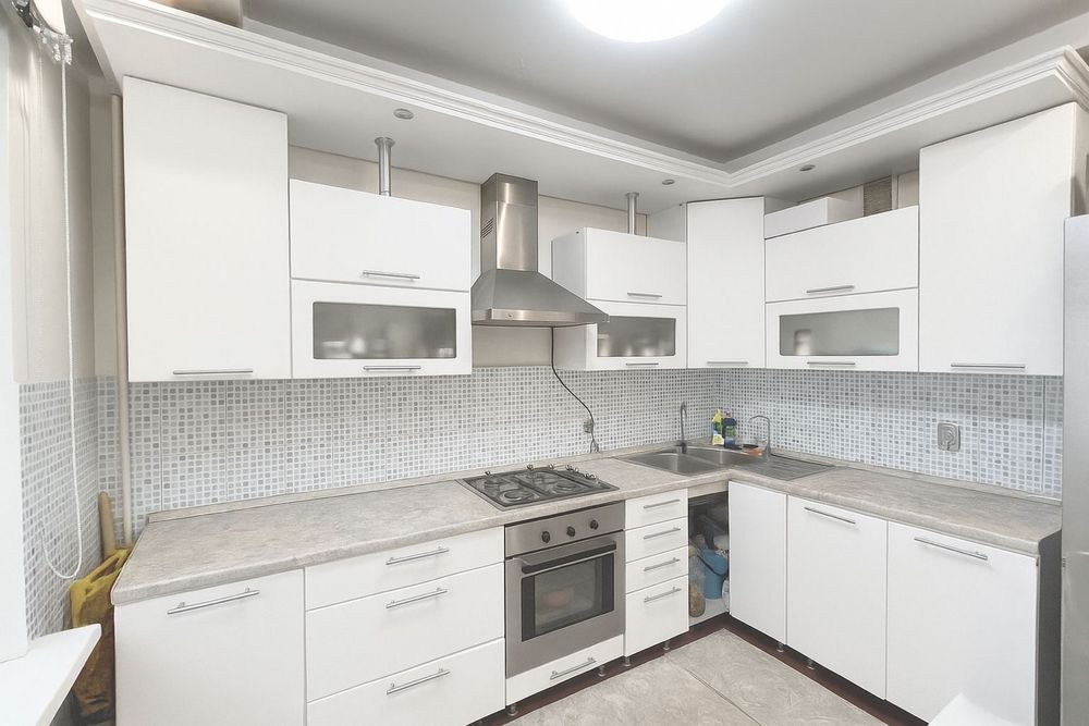 Продам кухонный гарнитур с техникой