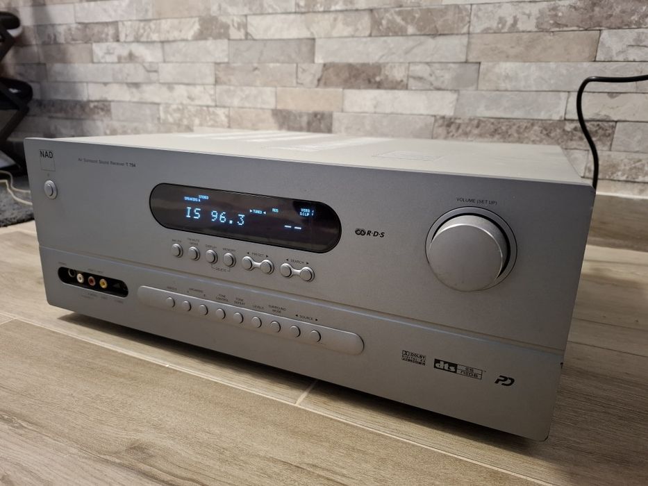 Amplituner  NAD  T 754