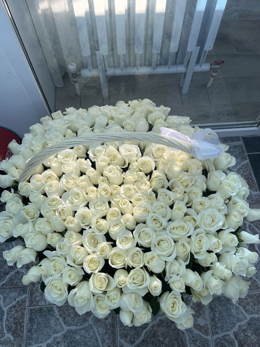 Цветы белые 201 штук в корзинке