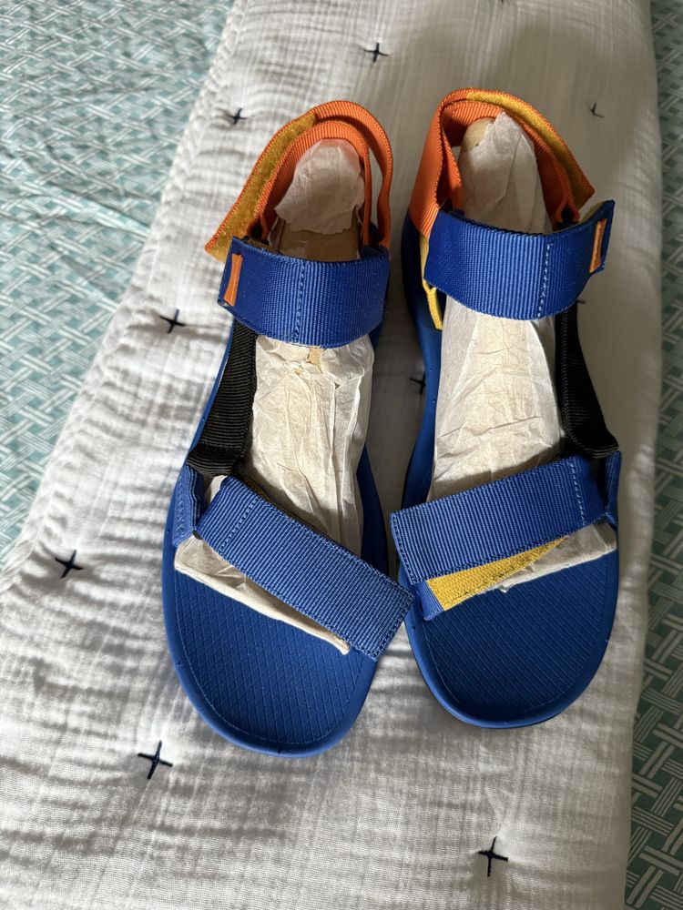 Продавам чисто нови сандали Camper
