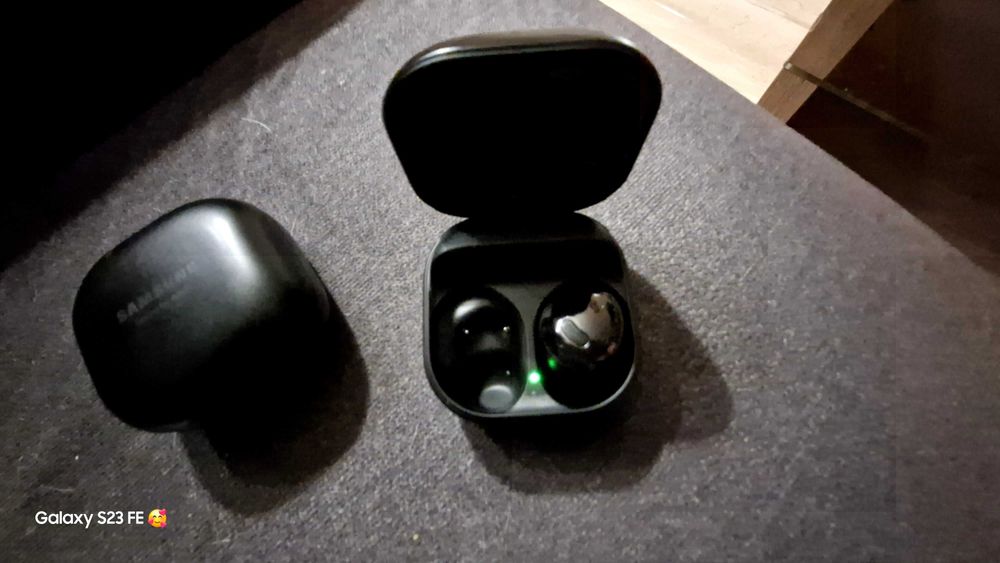 Samsung freebuds 3pro ДВЕ дясни с кейса се проявяват както е ок