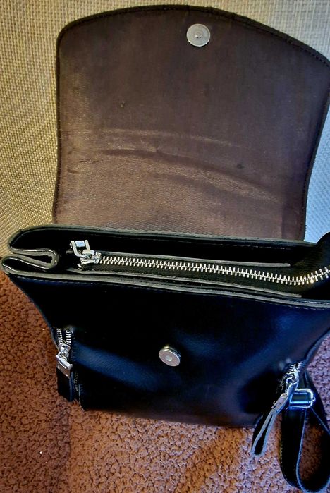 Дамска , черна , раница естествена кожа , с декоративни ципове.