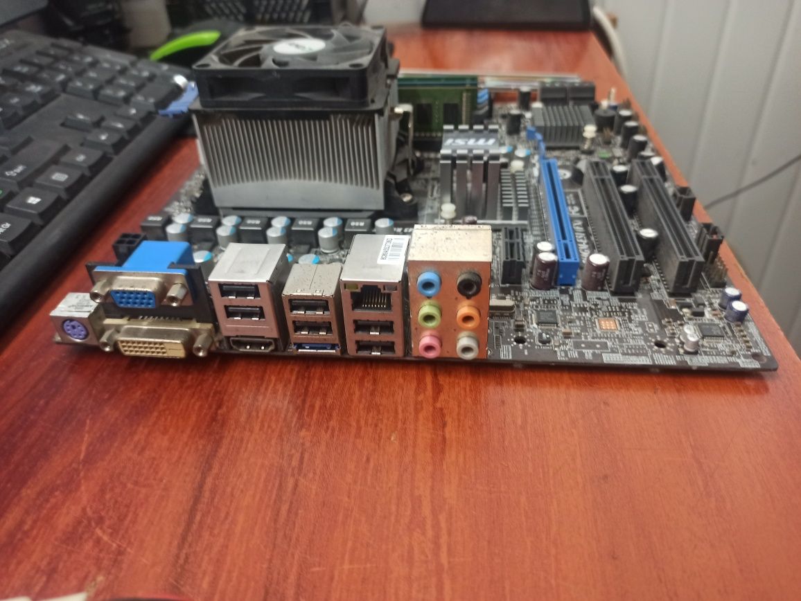 Дъно AM3+ с процесор Athlon x4, рам 6Gb, видео 2Gb и захранване450W