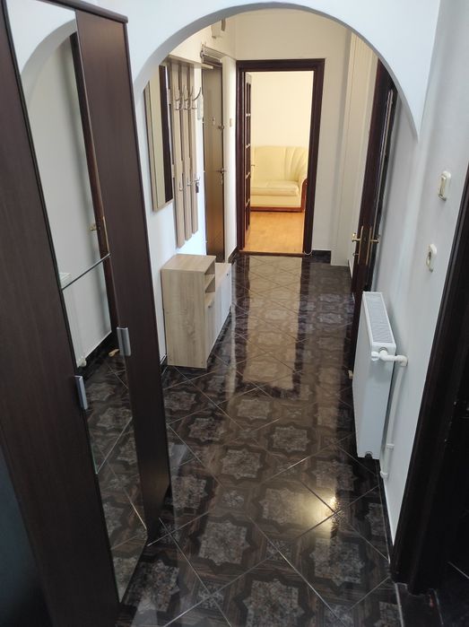 Închiriez apartament cu 2 camere