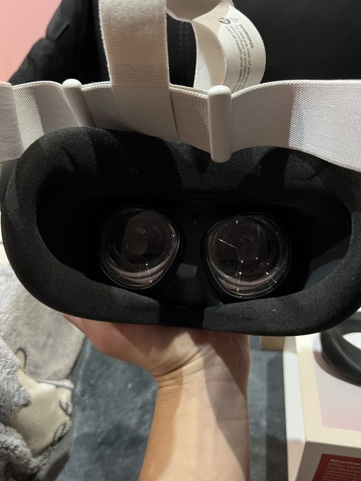 Vand Oculus QUEST 2 folositi foarte putin si in stare buna. 256GB