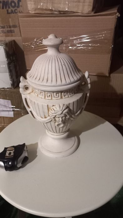 Урна има някаква маркировка под капака