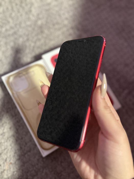 Iphone 11,капацитет 74%, идва с кабел и калъф,за повече инфор на лично