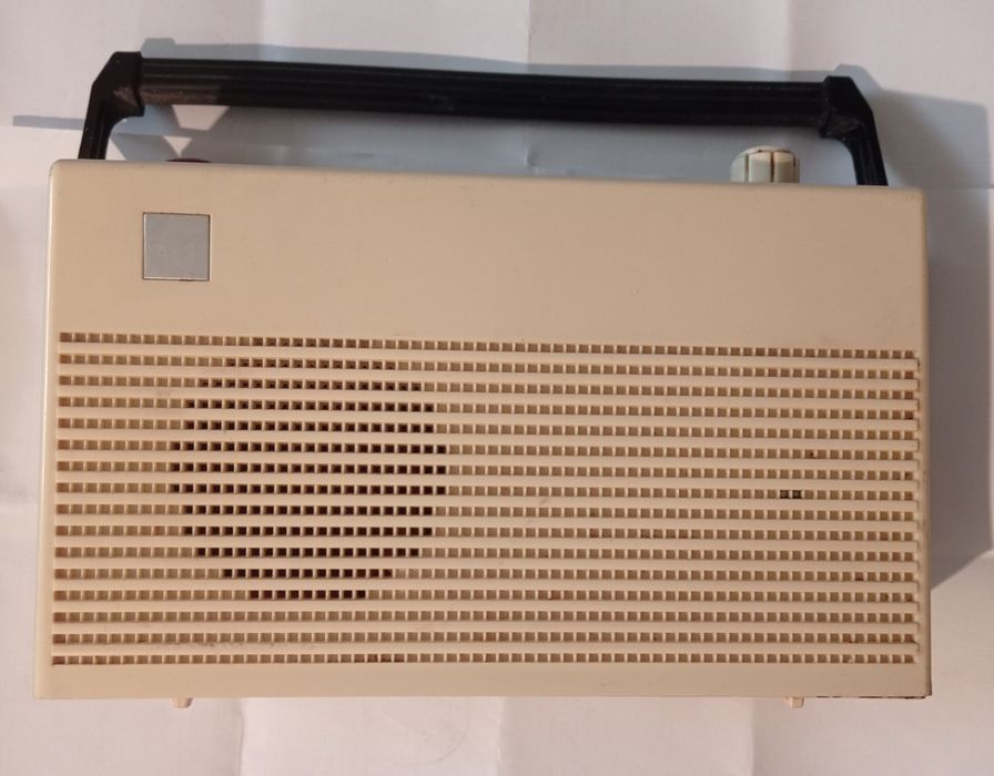 Vând sau schimb radio Cosmos 7,funcționează bine,un buton înlocuit.