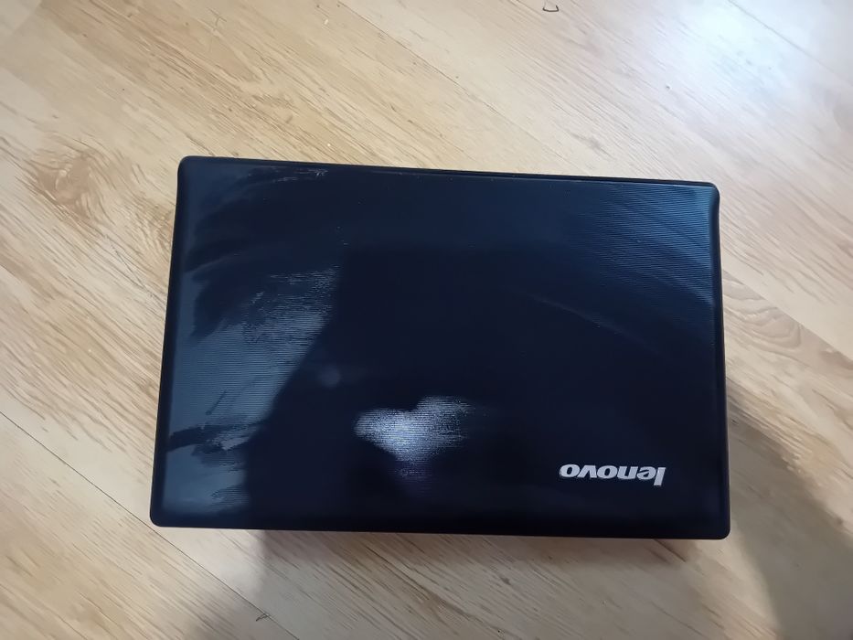 Лаптоп Леново  подарък ползван е няколко пъти  като нов