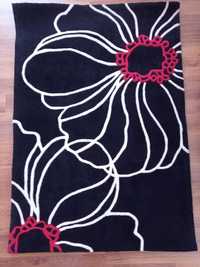 Стилен килим в черно, бяло и червено
