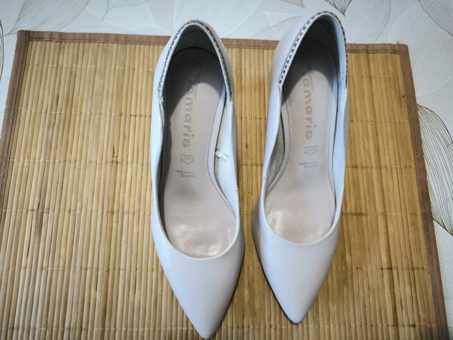 Елегантни дамски обувки, светлосиви на ток, естествена кожа