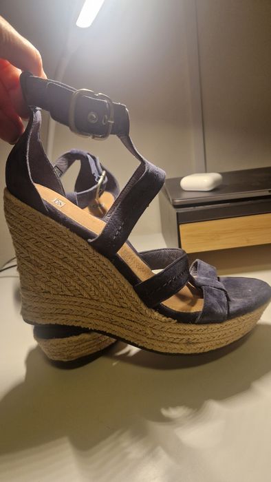 Sandale UGG Lauri din piele întoarsă naturală