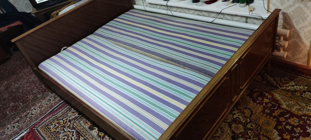 Двух спальное кровать