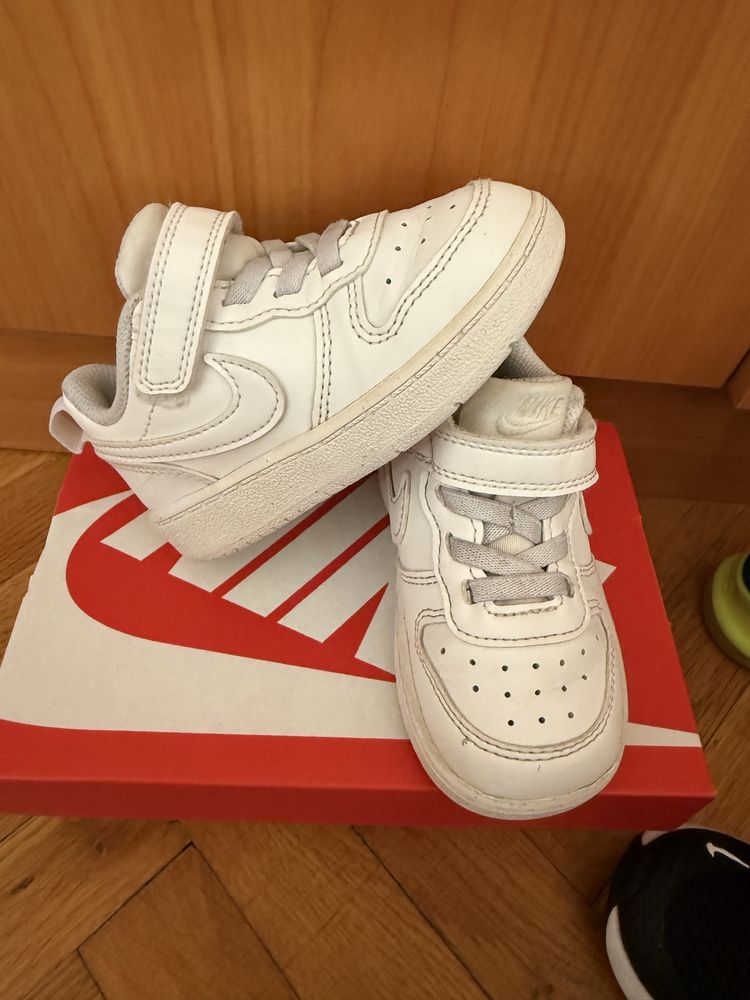 Детски бели обувки Nike