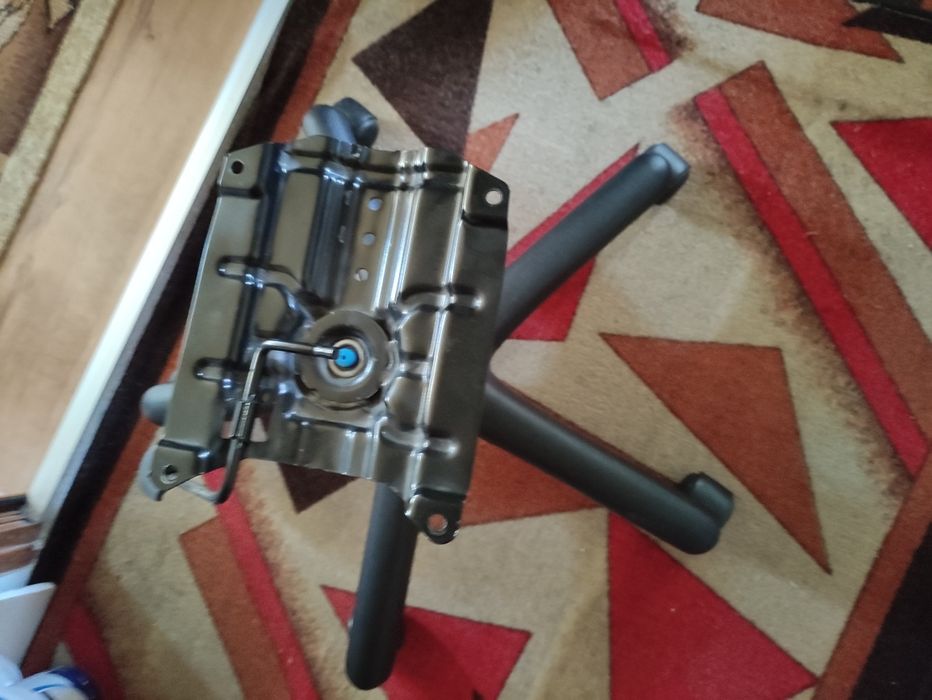 Продавам офис столове и части за тях