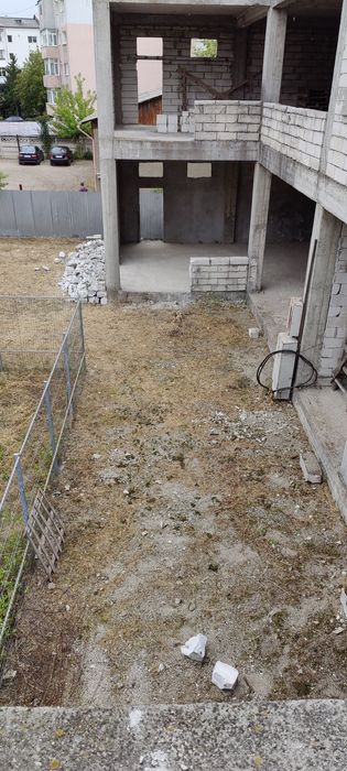 De vânzare clădire multifuncțională , comercial și rezidential.
