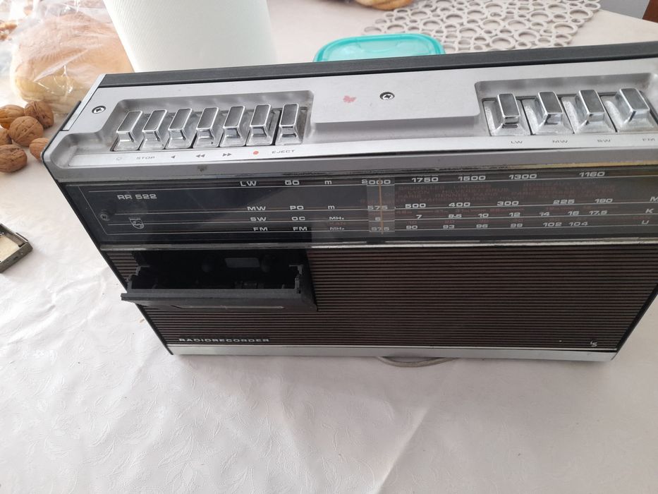 Vind radiocasetofon RADIORECORDER cu mici defecte