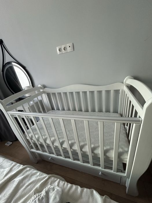 Детская кроватка с маятником