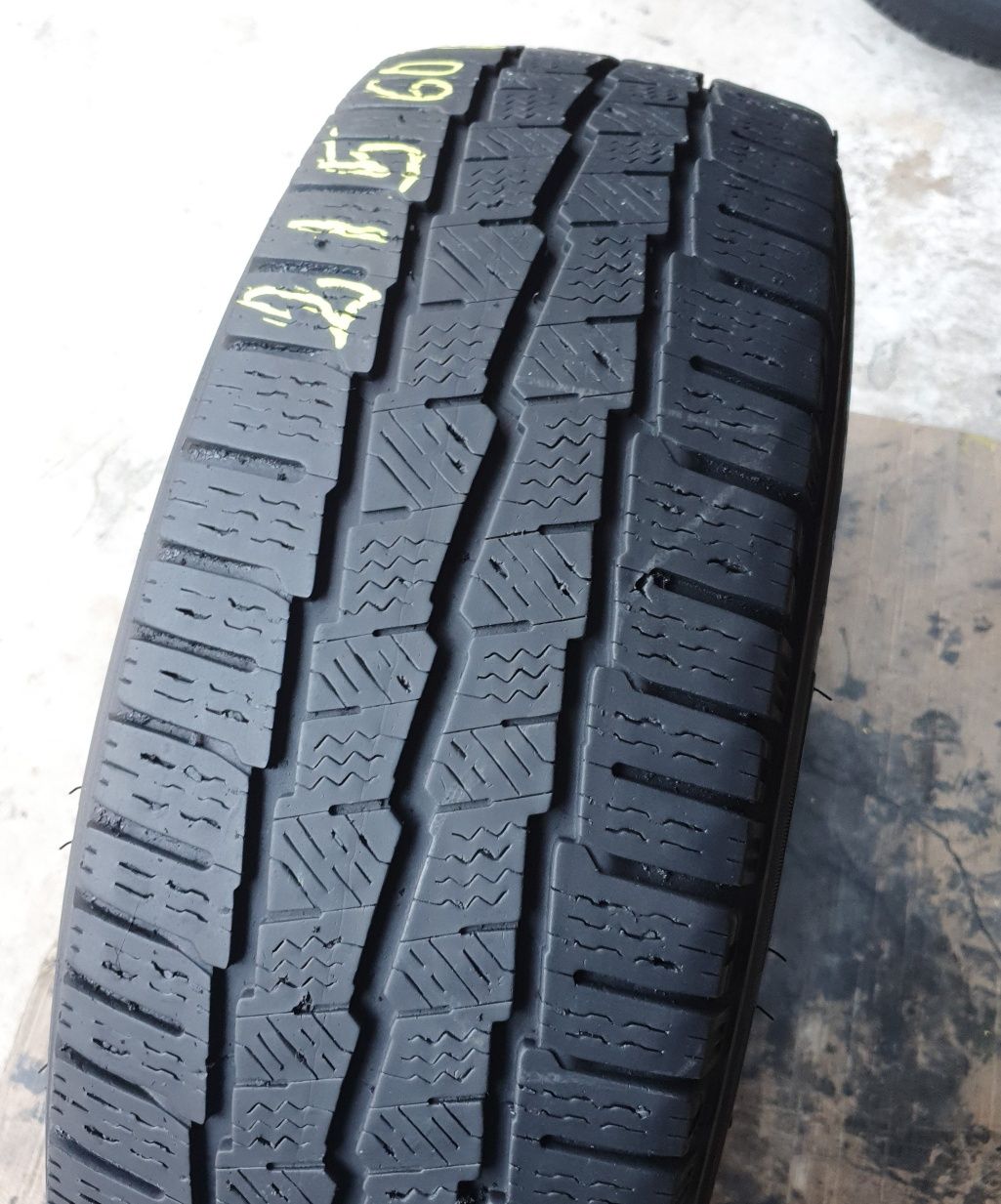 1 Anvelopa M/S Michelin 215 60 R17C  iarnă impecabilă profil 7.5 mm.