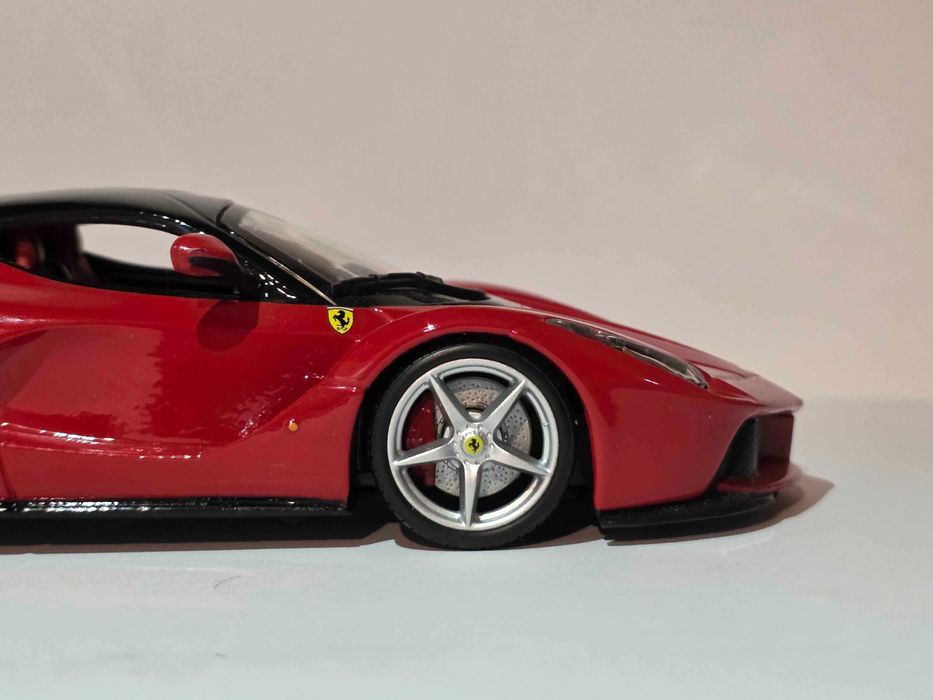 Macheta Ferrari LaFerrari – Ixo / BBurago (1:24)