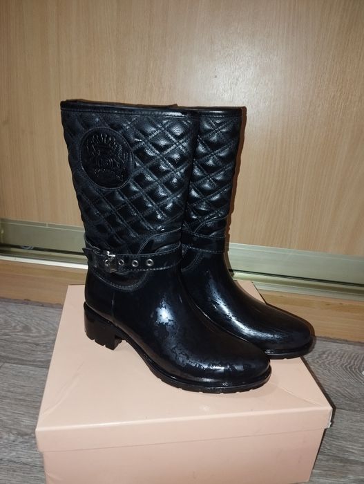 Продаётся резиновые сапоги тридцать шестого тридцать седьмого размера