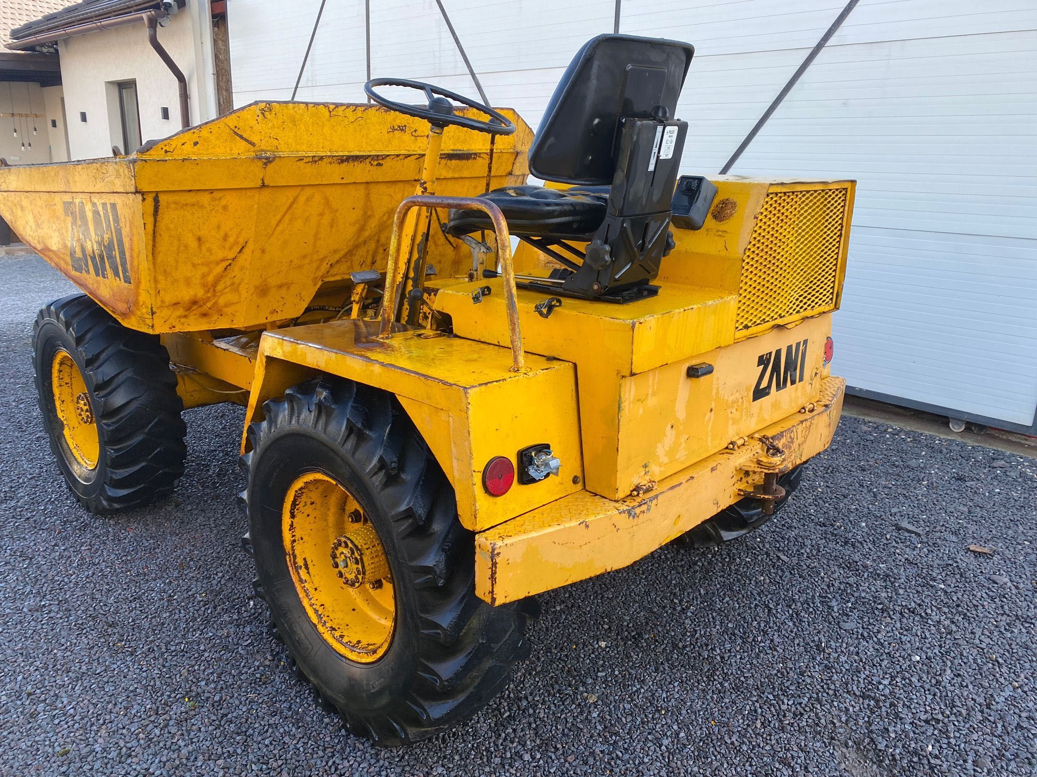 Dumper 3.0 t greut proprie 7.6 t total