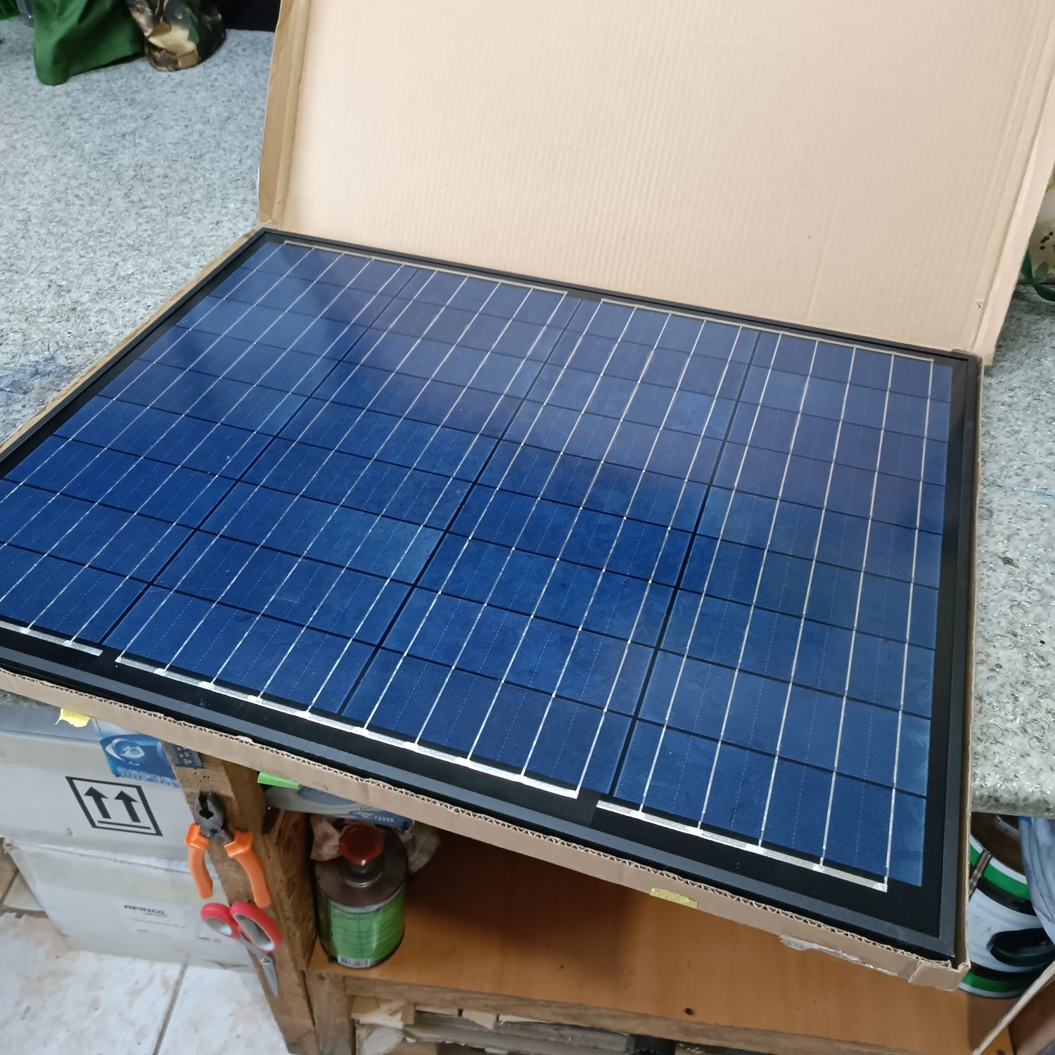 Солнечная панель для зарядки аккумулятора в походных  условий.