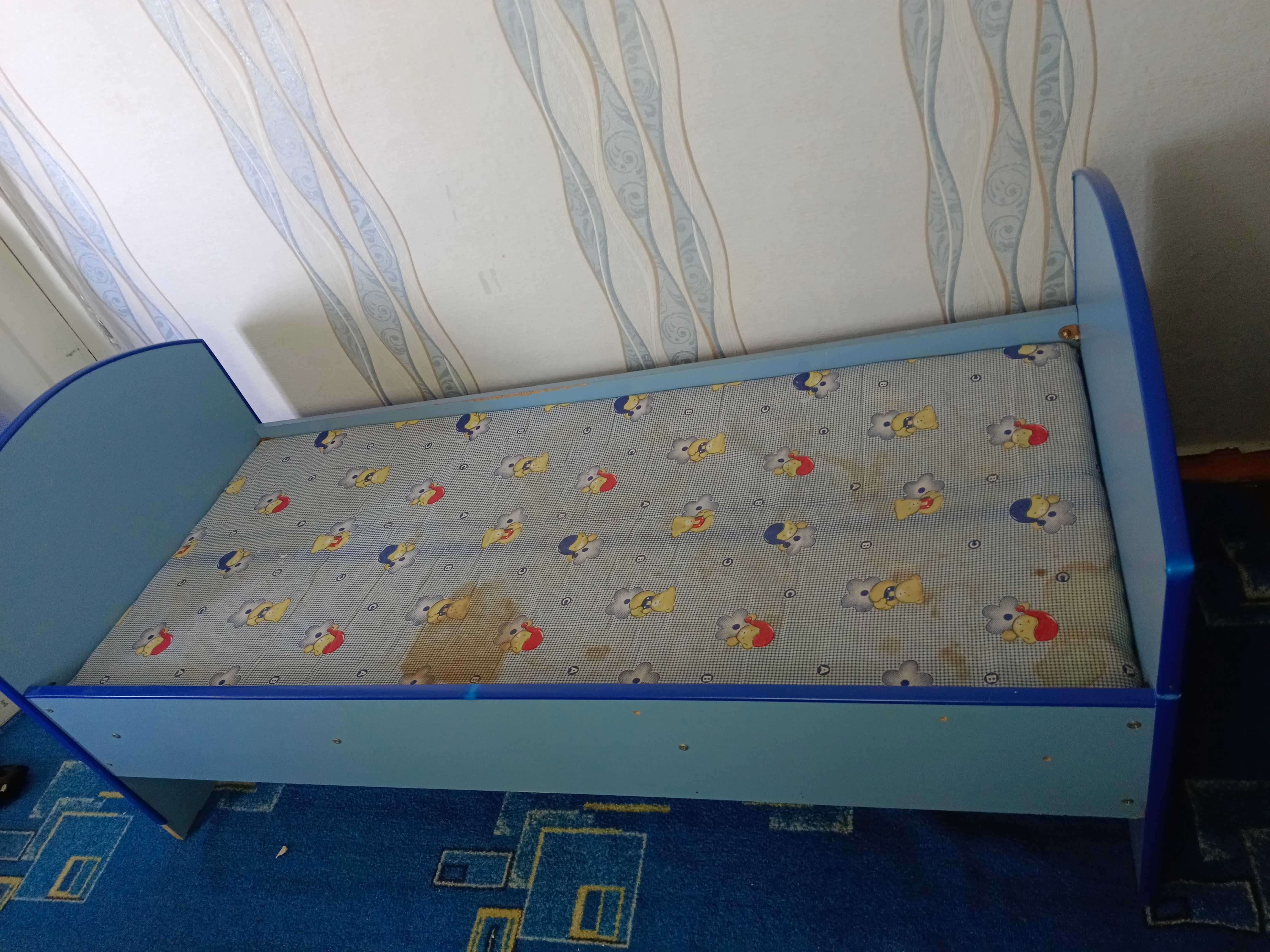 Продается б/у шкаф , кроватка, стол